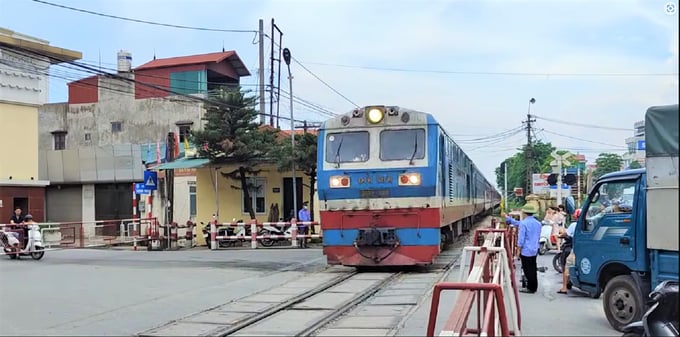 z4940954068489_feff2f09d2e5e6ef61ae5caf016116f1-094021_939.jpg Bộ GT-VT sẽ sửa chữa, bổ sung hệ thống tín hiệu 184 đường ngang đường sắt có người gác. Ảnh: Báo Giao thông.