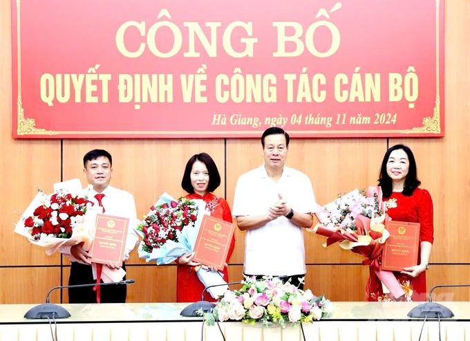z5999282675796_0d2805a3e5831b1e95df09dece00107e-195714_713-195714.jpg Ông Trịnh Văn Bình (ngoài cùng bìa trái) được bổ nhiệm làm Phó Giám đốc Sở NN-PTNT tỉnh Hà Giang. Ảnh: KT.