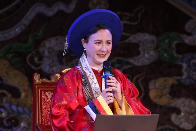 img_0079-203915_876.jpg Tiến sĩ Amandine Dabat, hậu duệ đời thứ 5 của vua Hàm Nghi tại buổi ra mắt sách 'Hàm Nghi - Hoàng đế lưu vong, nghệ sĩ ở Alger'. Ảnh: CĐ.