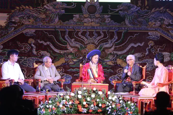 img_0110-204117_795.jpg Tại buổi ra mắt sách, các diễn giả đã làm rõ thêm nhiều khía cạnh về cuộc đời và sự nghiệp của vua Hàm Nghi, trong vai trò một vị vua yêu nước và là một họa sĩ tài hoa trong thời gian ông lưu vong tại Pháp và Alger. Ảnh: CĐ