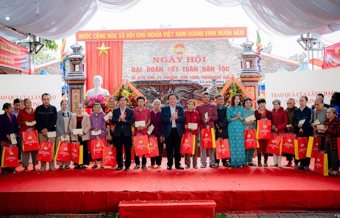 img_20241105_155211-155635_594.jpg Ông Nguyễn Xuân Thắng cùng lãnh đạo địa phương tặng quà cho các hộ gia đình có hoàn cảnh khó khăn trên địa bàn. Ảnh: Ngọc Hiếu.