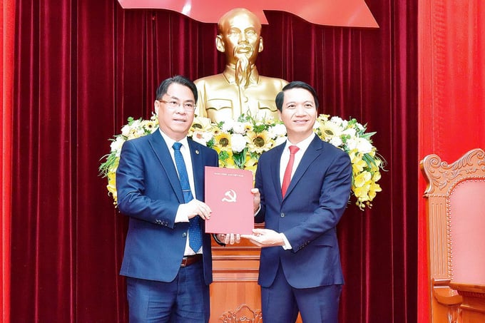 anh-1-154243_430.jpg Ông Phan Thăng An (trái) - Phó Trưởng Ban Tổ chức Trung ương, trao Quyết định điều động, chỉ định chức danh Phó Bí thư Tỉnh ủy Gia Lai cho ông Nguyễn Ngọc Lương. Ảnh: TUGL.