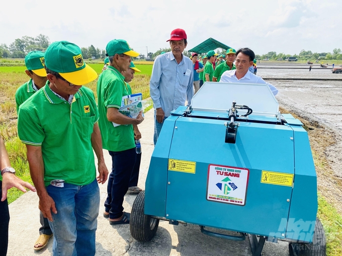 anh-2-144756_495-144757.jpg Tư Sang đã không ngừng cải tiến, mở rộng và hiện nay là một thương hiệu uy tín với nhiều dòng máy móc nông nghiệp phục vụ nông dân trên cả nước. Ảnh: Lê Hoàng Vũ.