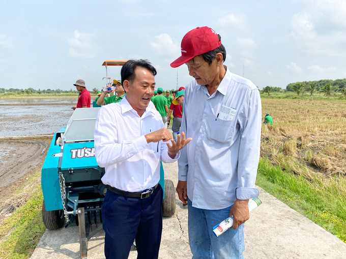 anh-3-144759_477-144800.jpg Ông Nguyễn Hồng Thiện, Giám đốc Công ty TNHH MTV Tư Sang giới thiệu đến nông dân về tính năng của các loại máy do công ty sản xuất. Ảnh: Lê Hoàng Vũ.