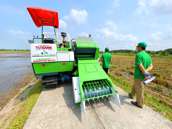 anh-4-144800_915-144801.jpg Các thiết bị cơ giới của Tư Sang đã chứng minh hiệu quả vượt trội khi được áp dụng trong mô hình canh tác lúa giảm phát thải tại ĐBSCL. Ảnh: Lê Hoàng Vũ.