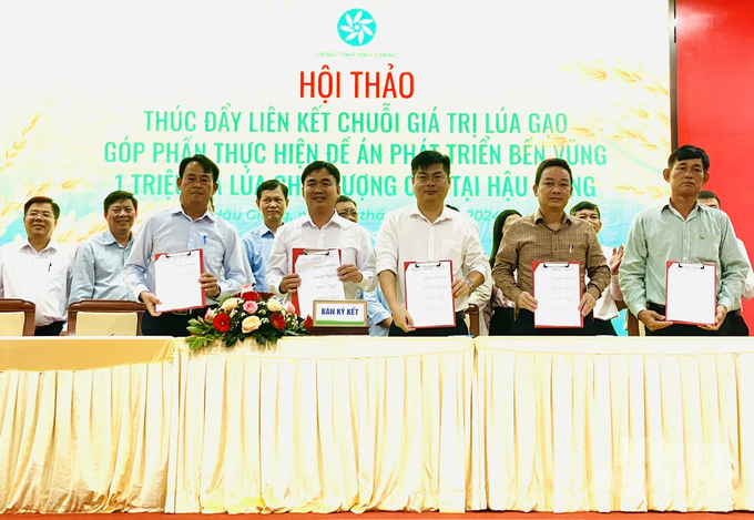 anh-5-144802_197-144802.jpg Ông Nguyễn Hồng Thiện, Giám đốc Công ty TNHH MTV Tư Sang (ảnh thứ nhất từ trái qua phải) ký kết hợp tác với Trung tâm Khuyến nông và Dịch vụ nông nghiệp tỉnh Hậu Giang cung ứng các loại máy móc cơ giới hóa phục vụ sản xuất lúa gạo nằm trong Đề án của tỉnh. Ảnh: Lê Hoàng Vũ.