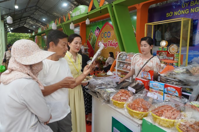 ocop-2-124821_299-124823.jpg Không gian trưng bày các sản phẩm OCOP, sản phẩm đặc trưng của các tỉnh vùng ĐBSCL. Ảnh: Nguyễn Thủy.