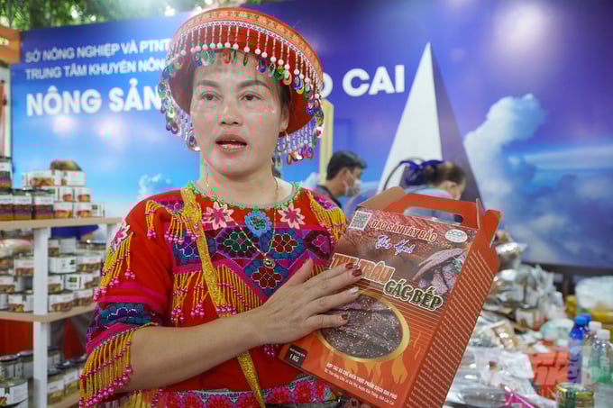 ocop-4-125224_734-125225.jpg Sản phẩm thịt trâu gác bếp - đặc sản Tây Bắc đạt OCOP 3 sao. Ảnh: Nguyễn Thủy.
