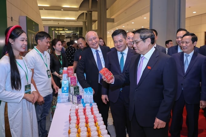 Thủ tướng Phạm Minh Chính thăm gian hàng của Tập đoàn TH tại sự kiện.