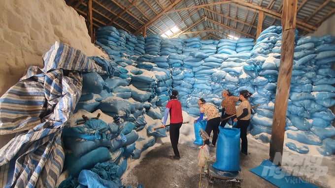z5998416555330_989798e95dfbcbfbc7a49cef04c43c40-153019_619-153019.jpg Giá cả cạnh tranh đang là nguyên nhân khiến muối trắng sản xuất tại các tỉnh miền Bắc không cạnh tranh được với muối hạt miền Nam. Ảnh: Kiên Trung.