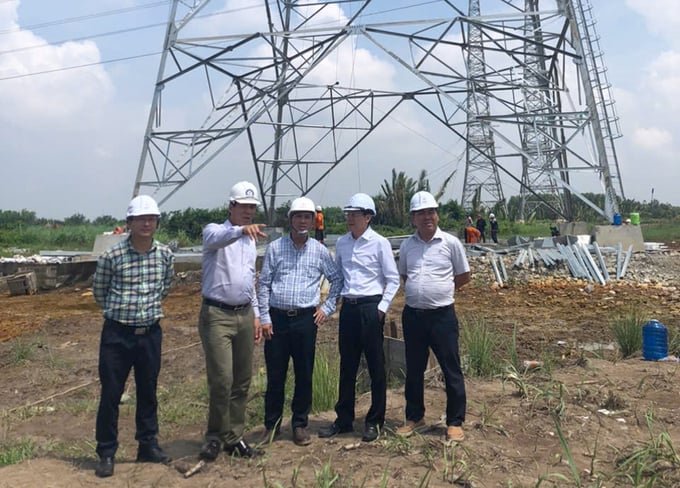 anh2ptgdbuivankien16102024-20241017095117280-082323_155.jpg Đoàn công tác của EVNNPT nghe báo cáo tiến độ triển khai dự án.