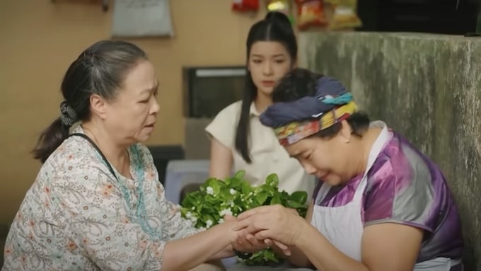 truc-tiep-hoa-sua-ve-trong-gio-tap-46-tren-vtv1-hom-nay-7-11-2024-161946_936.jpg Bà Trúc an ủi bạn thân. Ảnh CMH