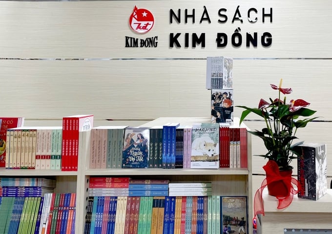 1-kim-dong-111709_551.jpg Không gian sách phục vụ độc giả xứ Huế.