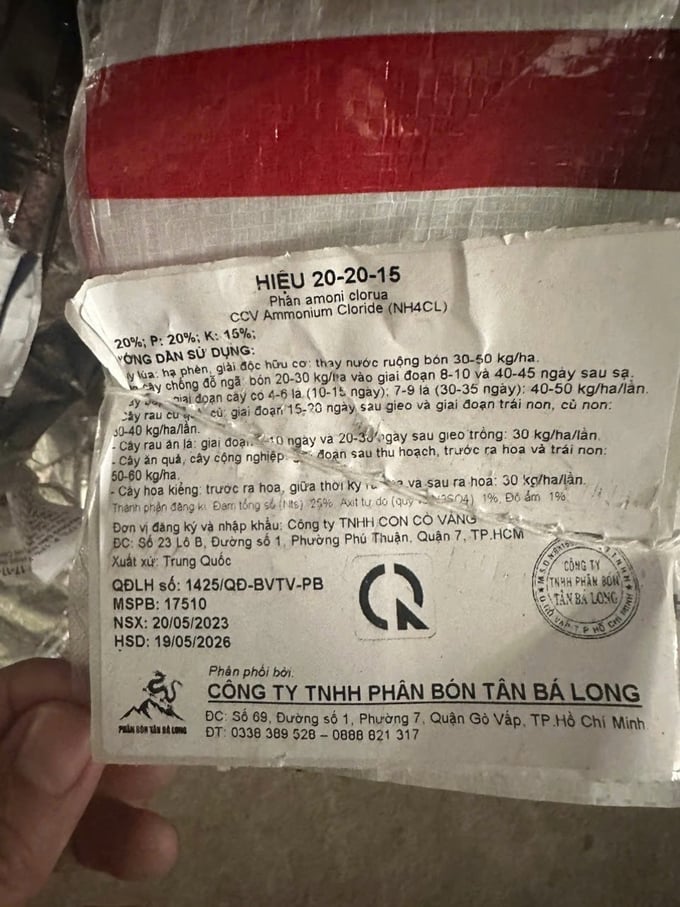 Công ty TNHH Phân bón Tân Bá Long cũng lấy mã số phân bón và quyết định công nhận lưu hành các sản phẩm phân bón cấp cho Công ty Con Cò Vàng để làm nhãn phụ dán lên các sản phẩm phân bón. Ảnh: Đức Trung.
