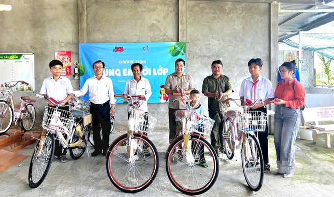 z6012146033142_83365741e415451c275821835d8fa5b0-063605_473-063606.jpg Chương trình 'Cùng em tới lớp' trao tặng xe đạp lần này được tổ chức tại xã Thủy Tây. Ảnh: Minh Sáng.