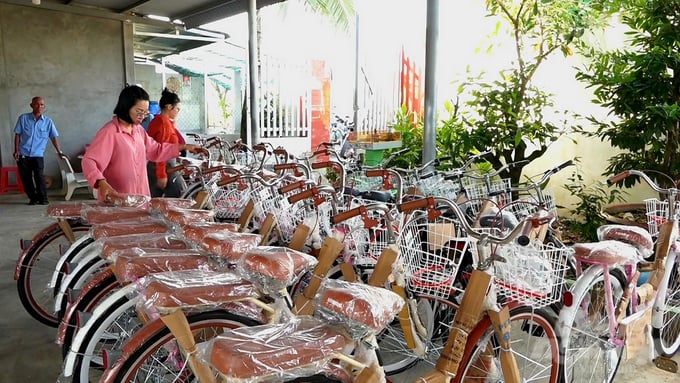 z6013930027468_86dece3b2eac3f3eb859c31d6fb5e6b1-063455_379-063455.jpg Những chiếc xe đạp được trao cho các em học sinh. Ảnh: Minh Sáng.