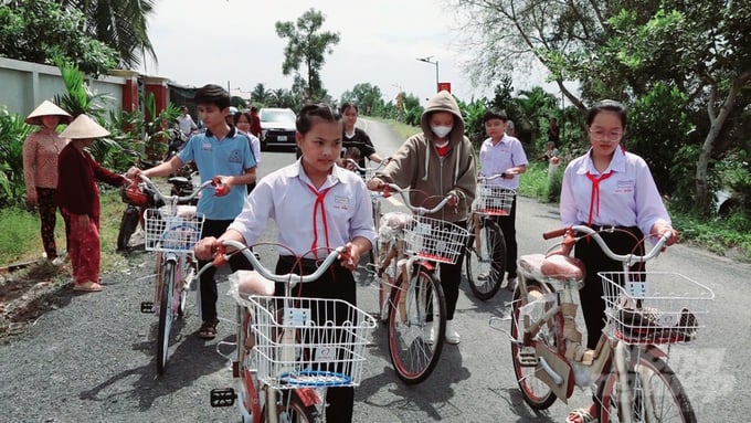z6013930031108_04b40f600ef135d6c04117e12bb9ad01-063455_825-063456.jpg Quỹ Thiện tâm và Báo Nông nghiệp Việt Nam sẽ góp phần 'Tiếp bước tới trường' giúp các em vươn lên trên con đường tìm đến tri thức. Ảnh: Minh Sáng.