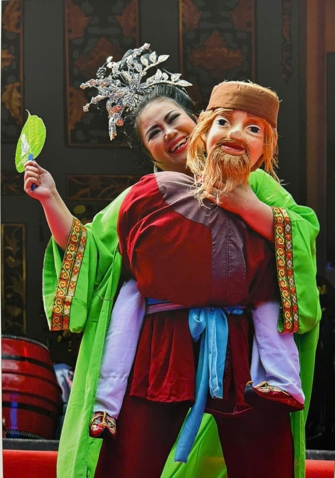 7-ong-gia-cong-vo-di-xem-hoi-145124_533.jpg Vở 'Ông già cõng vợ đi xem hội'.