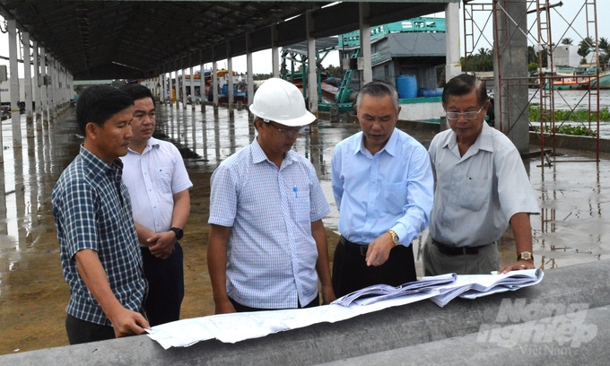 Thứ trưởng Bộ NN-PTNT Phùng Đức Tiến (thứ 2 từ phải sang) trong chuyến khảo sát, kiểm tra tiến độ đầu tư hệ thống cảng cá, khu dịch vụ hậu cần nghề cá tại tỉnh Kiên Giang. Ảnh: Trung Chánh.