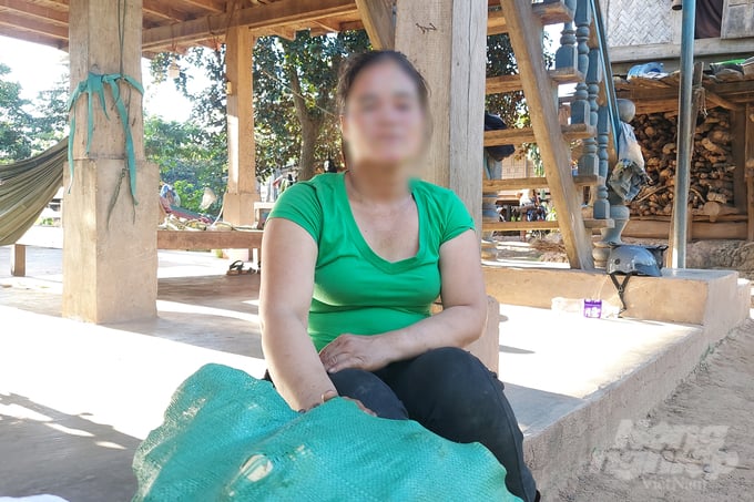 bai-2-bong-toi-vay-quanh-nhung-ban-lang-133841_552-133841.jpg Không thể ngăn cản khi bọn trẻ kiên quyết về ở với nhau, chị R. đành để chúng tảo hôn . Ảnh: Võ Dũng.