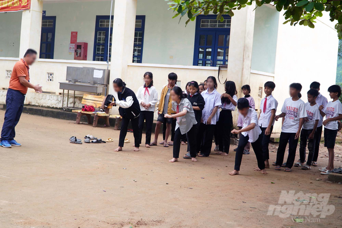 bai-2-bong-toi-vay-quanh-nhung-ban-lang-133926_691-133927.jpg Đến trường, học sinh vùng cao được tiếp cận nhiều hơn với điện thoại thông minh. Mặt trái của thế giới phẳng cũng là một trong những nguyên nhân của tình trạng tảo hôn hiện nay. Ảnh: Võ Dũng.