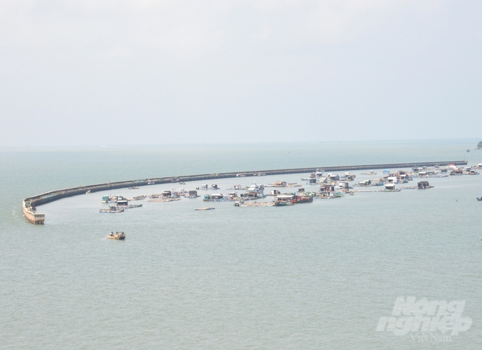 Vùng biển Kiên Giang có nhiều lợi thế để phát triển nuôi trồng thủy sản và tỉnh đang tập trung đầu tư hệ thống hạ tầng, tạo tiền đề để phát triển mạnh về kinh tế biển. Ảnh: Trung Chánh.