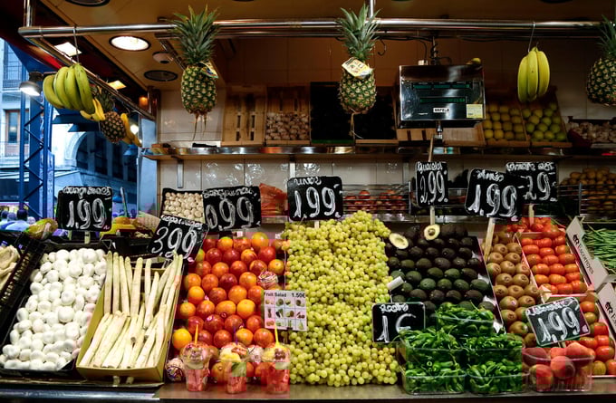 Insufficient intake of whole grains, fruits, and vegetables, along with other dietary risks, are fueling health-related hidden costs in agrifood systems.