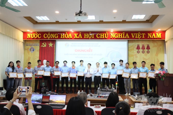 4-155349_127-155350.jpeg Tiến sĩ Nguyễn Văn Chương - Bí thư Đảng ủy, Hiệu trưởng cùng Ban giám hiệu Nhà trường trao giải cho các thí sinh. Ảnh: BTC.
