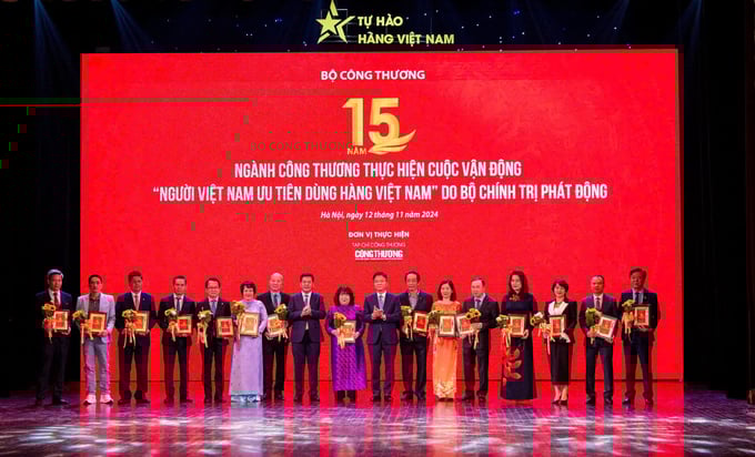 Phó Thủ tướng Lê Thành Long, Bộ trưởng Nguyễn Hồng Diên khen thưởng những tập thể, cá nhân xuất sắc trong cuộc vận động. Ảnh: MOIT.