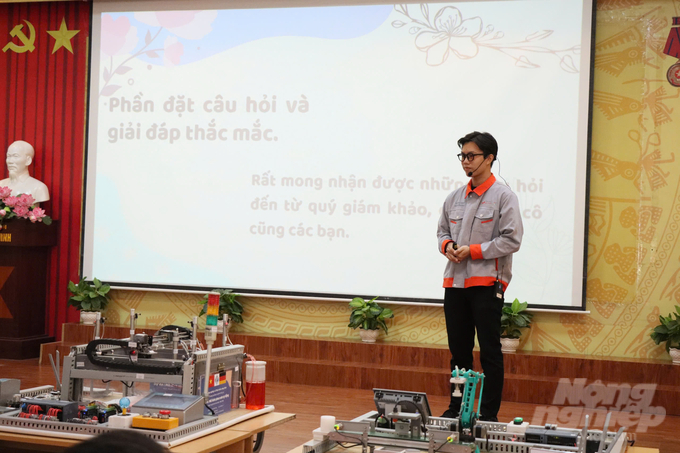 z6017307076124_bfe7bab2e9df3a8c1489b9c7c732f664-155324_827-155324.jpg Thí sinh tự tin tham gia tác phẩm dự thi của mình thể hiện khả năng tìm tòi và khám phá, sáng tạo, vận dụng những kiến thức đã học vào giải quyết những vấn đề thực tiễn. Ảnh: BTC.