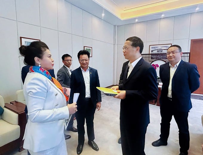 Bà Lê Hoàng Diệp Thảo đã gặp gỡ và chúc mừng các đơn vị đối tác tiềm năng tại Trung Quốc. Ảnh: King Coffee.