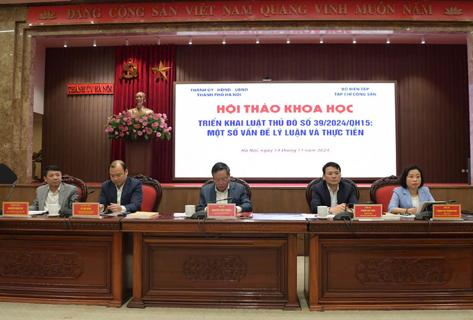 z6031003329944_e2300b870ed9d720dc5f269e4f7b30ac-141707_242.jpg Tại Hội thảo, các báo cáo tham luận của các ban, bộ, ngành Trung ương, các chuyên gia, nhà khoa học, các sở, ngành thuộc thành phố Hà Nội đã tập trung làm rõ được các nhóm vấn đề trọng tâm, nhằm triển khai hiệu quả Luật Thủ đô. Ảnh: Văn Thùy.
