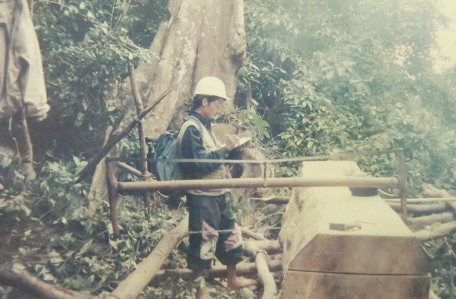 Chuyến đi tìm lâm tặc trong rừng giáp ranh gần biên giới Việt - Lào của tác giả, tháng 5/1997. Ảnh: N. T. Chuyến đi tìm lâm tặc trong rừng giáp ranh gần biên giới Việt - Lào của tác giả, tháng 5/1997. Ảnh: N. T.