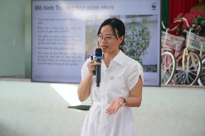 Bà Hoàng Ngọc Tường Vân, quản lý dự án TVA/WWF-Việt Nam, nhấn mạnh vai trò của mô hình 'Giảm rác thải nhựa' trong việc xây dựng ý thức bảo vệ môi trường cho học sinh. Ảnh: Kiên Đồng.