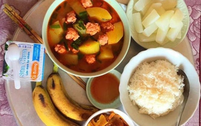 18-mam-com-ngon-bo-de-lam-cuc-hap-dan-cho-ba-de-202203141632568973-224001_918.jpg Mâm cơm tốt cho tiêu hóa. Thịt thăn tôm rim nghệ, canh thịt viên nấu đu đủ xanh, củ cải trắng luộc.
