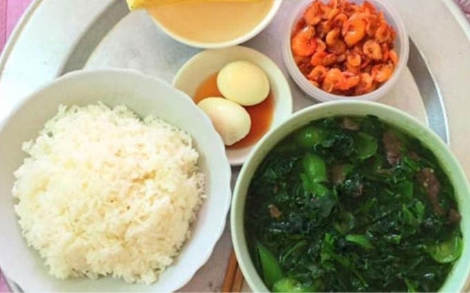 18-mam-com-ngon-bo-de-lam-cuc-hap-dan-cho-ba-de-202203141634336279-224047_260.jpg Mâm cơm lợi sữa. Tôm rang, canh mồng tơi nấu gạch tôm, trứng gà ta.