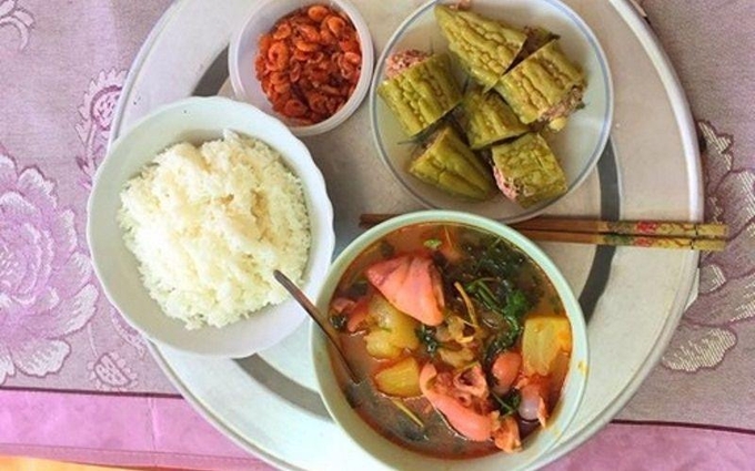 18-mam-com-ngon-bo-de-lam-cuc-hap-dan-cho-ba-de-202203141635535253-224217_80.jpg Mâm cơm lợi sữa. Móng giò nấu đu đủ xanh, thịt nhồi mướp đắng hấp, tôm rang.
