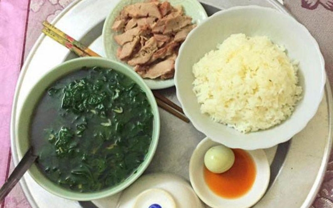 18-mam-com-ngon-bo-de-lam-cuc-hap-dan-cho-ba-de-202203141636464987-224309_747.jpg Mâm cơm đơn giản nhưng giàu dinh dưỡng. Thịt heo luộc, canh mồng tơi nấu tôm, trứng gà ta luộc.