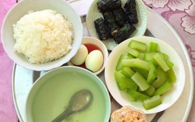 18-mam-com-ngon-bo-de-lam-cuc-hap-dan-cho-ba-de-202203141637363115-224408_160.jpg Mâm cơm thanh mát. Chả lá lốt chiên, bí xanh luộc.