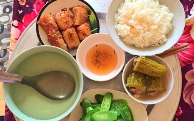 18-mam-com-ngon-bo-de-lam-cuc-hap-dan-cho-ba-de-202203141646334948-224450_620.jpg Nem rán, lặc lày luộc.