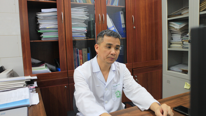 chuyen-ghi-o-lang-phe-lieu-bai-2-dat-va-nuoc-nhiem-ban-111909_311.jpg BS Nguyên cho biết: 'Bản thân các nhựa, nilon khi cháy nóng bốc hơi lên, phát sinh ra chất mới, tiềm ẩn rất nhiều nguy cơ, từ nhiễm độc, mắc bệnh truyền nhiễm…'. Ảnh: Minh Toàn.