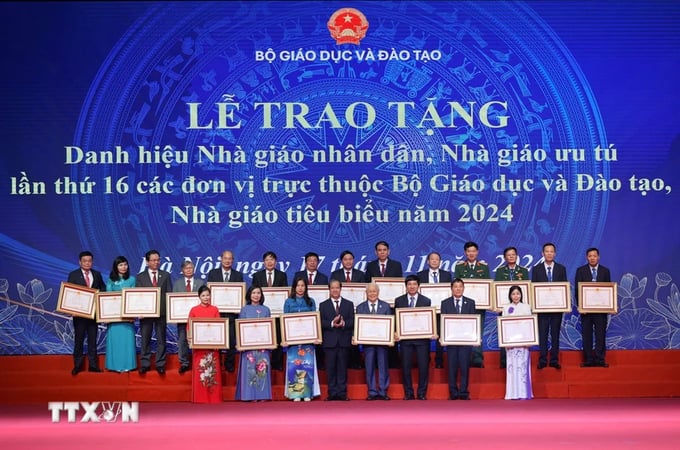 vinh-danh-21-nha-giao-nhan-dan-65-nha-giao-uu-tu-165349_190.jpg Các nhà giáo vinh dự nhận danh hiệu Nhà giáo nhân dân của Chủ tịch nước trao tặng. Ảnh: TTXVN.