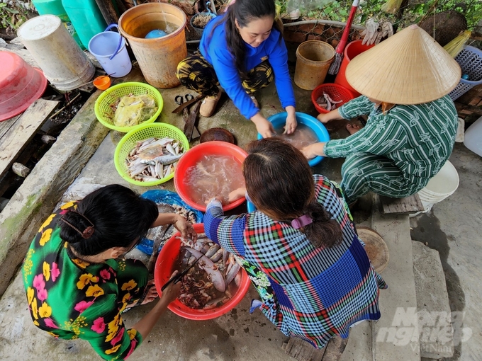 lam-kho-ca-1-082235_140-082236.jpg Nhờ những tài nguyên dưới tán rừng, nhiều người dân đã vươn lên làm giàu. Ảnh: Trọng Linh.