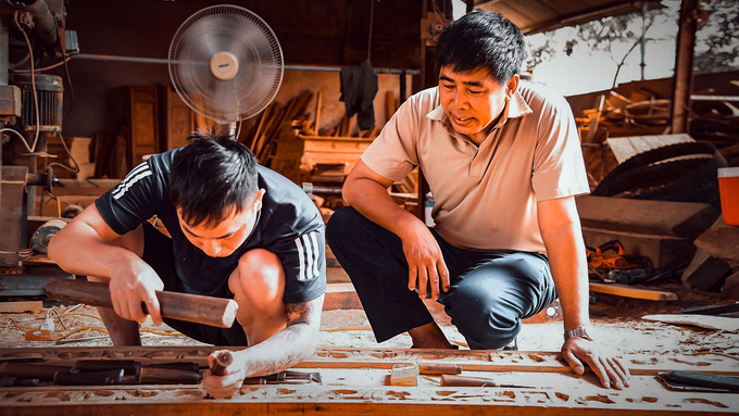 anh-1-223410_376.jpg Ông Nguyễn Văn Minh (bên phải) đang kiểm tra các công đoạn sản xuất. Ảnh: Thúy Vi.