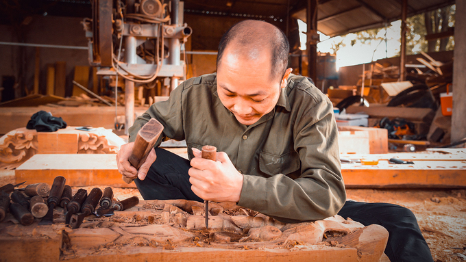 anh-2-223410_346.jpg Những người thợ lành nghề ở xưởng mộc Minh 'mít' đang tỉ mỉ chạm khắc từng chi tiết trên gỗ. Ảnh: Thúy vi.