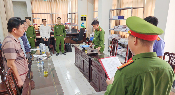 anh-4-thi-hanh-lenh-bat-kham-xet-khan-cap-noi-o-noi-lam-viec-cua-nguyen-van-vinh-sinh-nam-1987-1-155420_800.jpg Công an tỉnh Lào Cai thi hành lệnh bắt, khám xét khẩn cấp nơi ở, nơi làm việc của Nguyễn Văn Vinh. Ảnh: T.T.