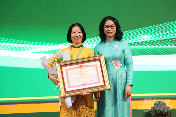 img_8488-232405_172-232408.jpg GS.TS Nguyễn Thị Lan trao Bằng khen của Thủ tướng Chính phủ cho giảng viên cao cấp Bùi Thị Nga. Ảnh: Hưng Giang.