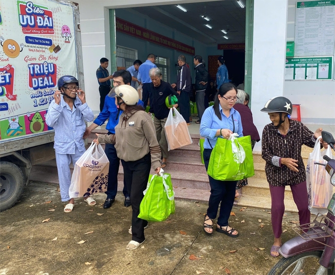 z6055075953324_6696ee82d4334962f9b750f7ca6f7d8d-152142_906.jpg Người dân xã Vĩnh Hiệp (huyện Vĩnh Thạnh, Bình Định) hồ hởi nhận quà của Co.opmart Quy Nhơn. Ảnh: V.Đ.T.