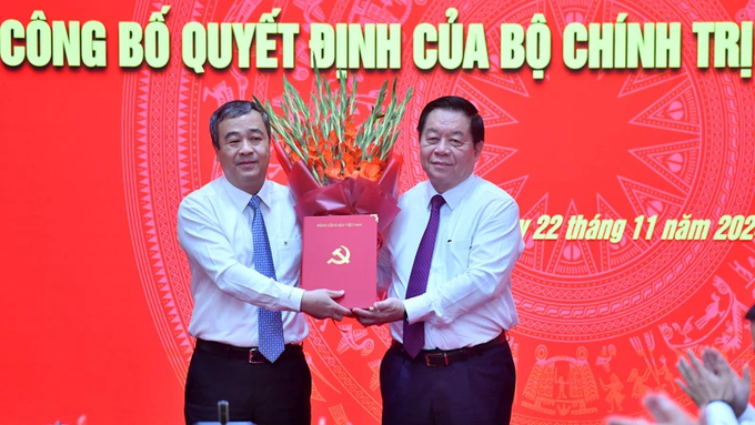 hai-181129_20.jpg Ông Nguyễn Trọng Nghĩa, Ủy viên Bộ Chính trị, Bí thư Trung ương Đảng, Trưởng Ban Tuyên giáo Trung ương (phải) trao quyết định và tặng hoa chúc mừng ông Ngô Đông Hải. Ảnh: Báo Nhân Dân.