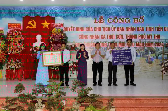 ntmkm2-110455_661.jpg Ông Nguyễn Ngọc Trầm, Chủ nhiệm Ủy ban kiểm tra Tỉnh ủy và bà Châu Thị Mỹ Phương, Chủ tịch HĐND tỉnh trao quyết định công nhận xã NTM kiểu mẫu và công trình phúc lợi cho Đảng ủy, UBND xã Thới Sơn. Ảnh: Minh Đảm.